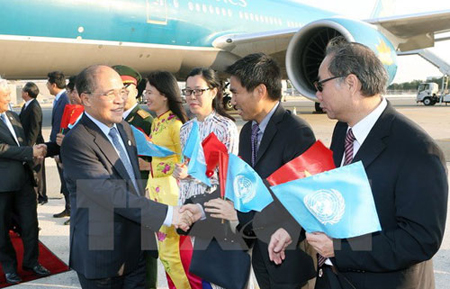Cán bộ nhân viên Phái đoàn thường trực Việt Nam tại Liên hợp quốc đón Chủ tịch Quốc hội Nguyễn Sinh Hùng tại sân bay.